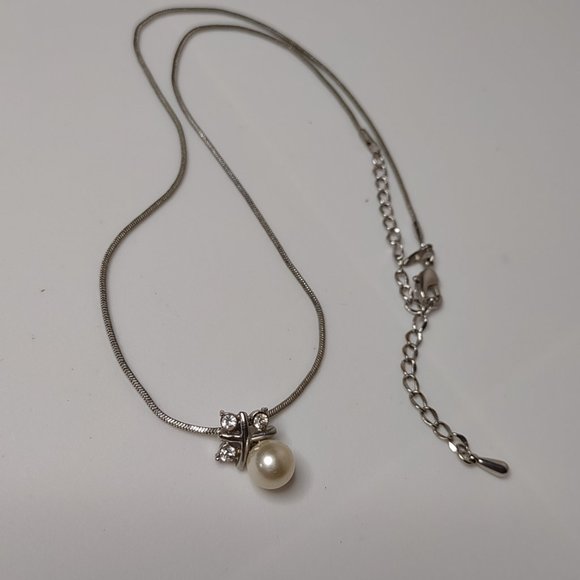 Vintage Avon Silver Tone And Faux Pearl Pendant Necklace Adjustable 16 To 18.5 - Picture 2 of 9